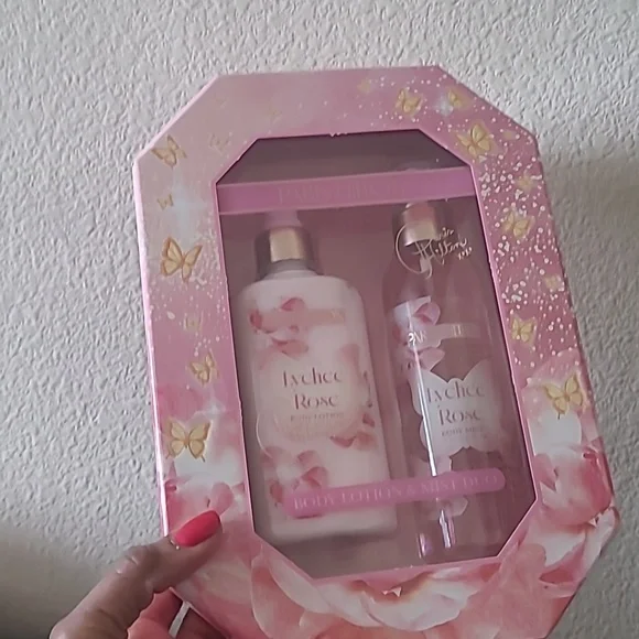 Paris Hilton Lychee Rose Body Lotion & Mist Gift Set - Pink - Picture 6 of 8